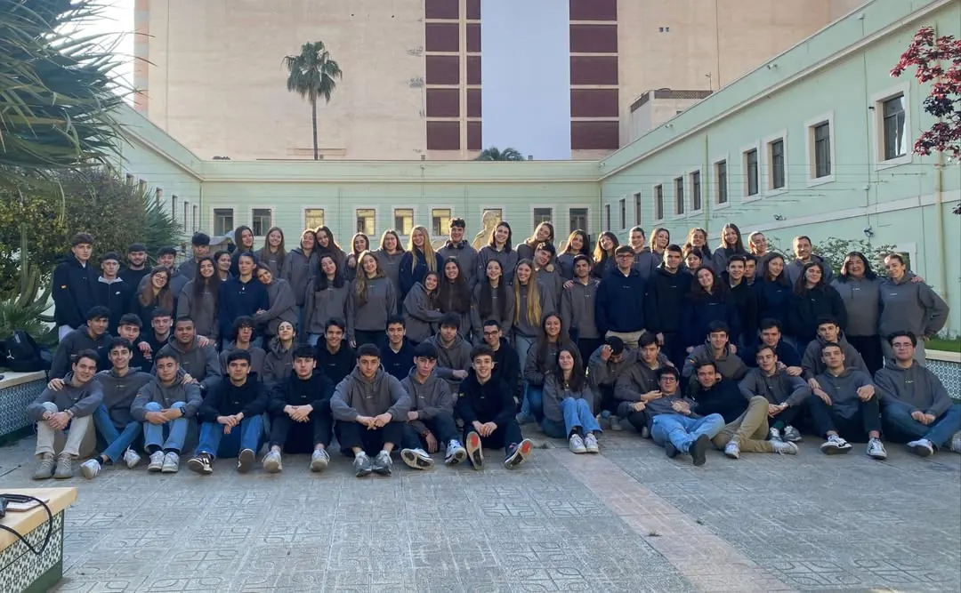 Grupo numeroso de estudiantes con sudaderas personalizadas