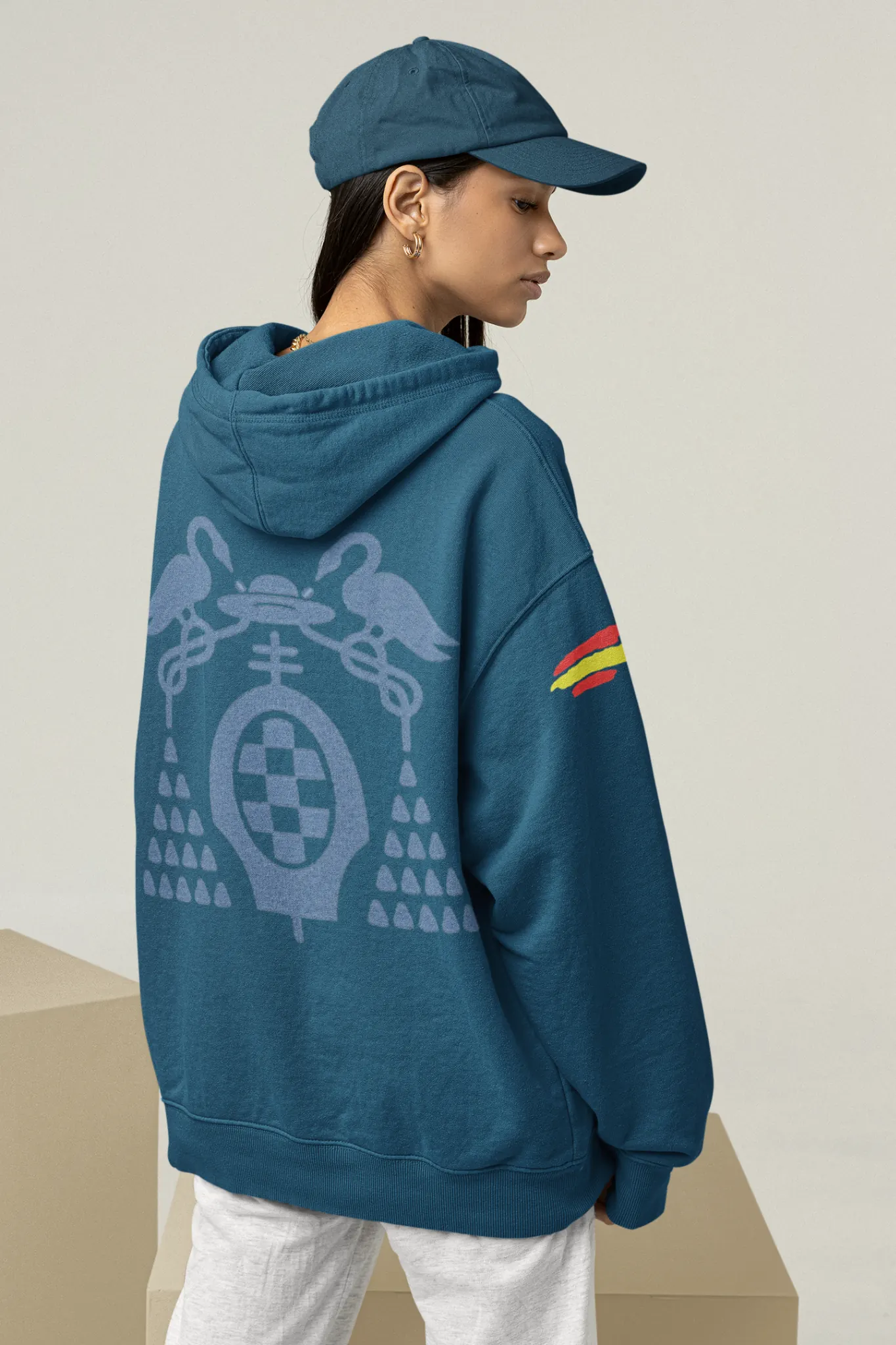 Sudadera universitaria personalizada vista desde la espalda